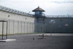 börtön jail