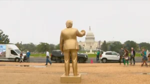 trump bitcoin szobor